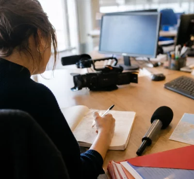 Journaliste préparant dans une rédaction locale un sujet judiciaire sur le maire d’Arcachon