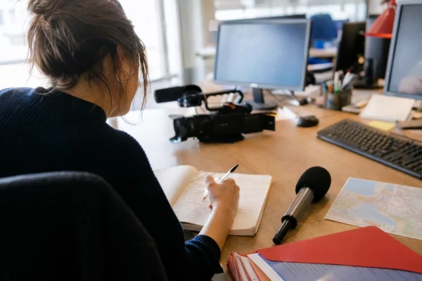 Journaliste préparant dans une rédaction locale un sujet judiciaire sur le maire d’Arcachon