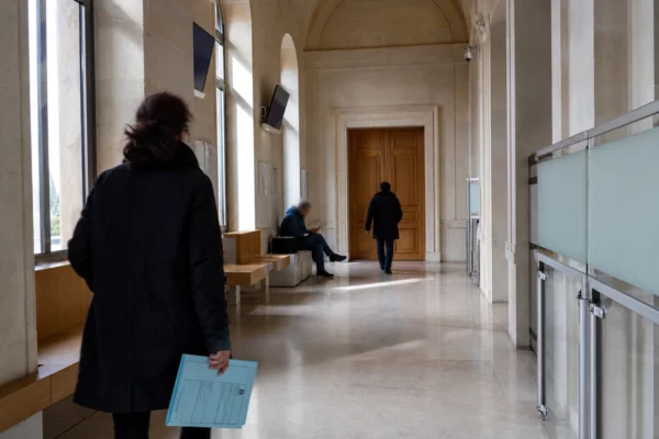 Hall clair d’un organisme public français évoquant le contrôle des arrêts de travail et des téléconsultations