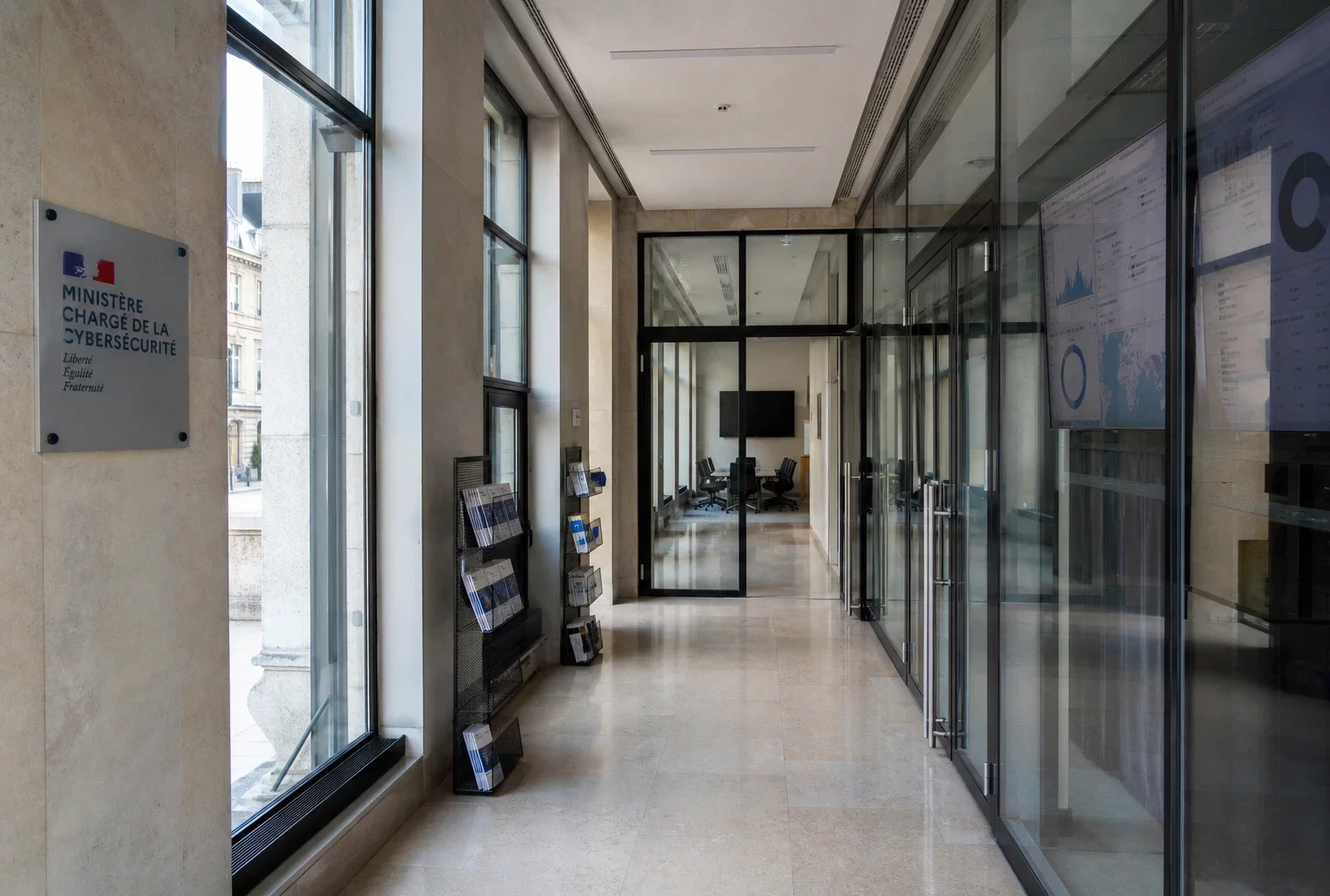 Couloir vide d’un bâtiment institutionnel parisien, lumière naturelle claire et ambiance de vigilance démocratique.