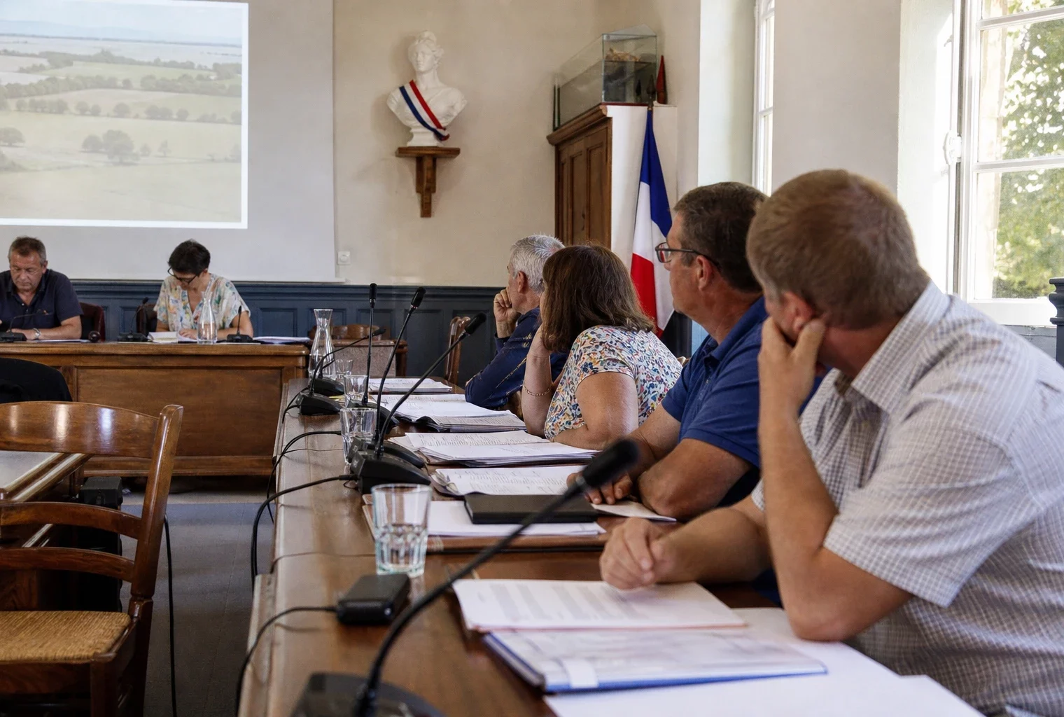 Salle municipale française réunissant des élus et agriculteurs autour de la gestion de l’eau et de la sécheresse