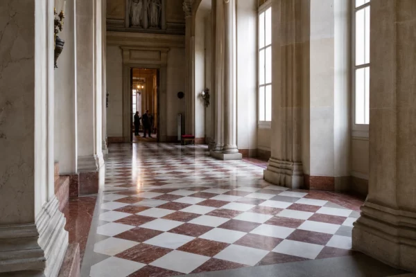 Salle institutionnelle parisienne évoquant les tensions de gouvernance entre l’UEFA et la FIFA