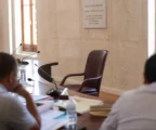 Salle municipale à Cucuta avec chaise vide, micros et dossiers flous, dans un contexte de tension sécuritaire en Colombie.