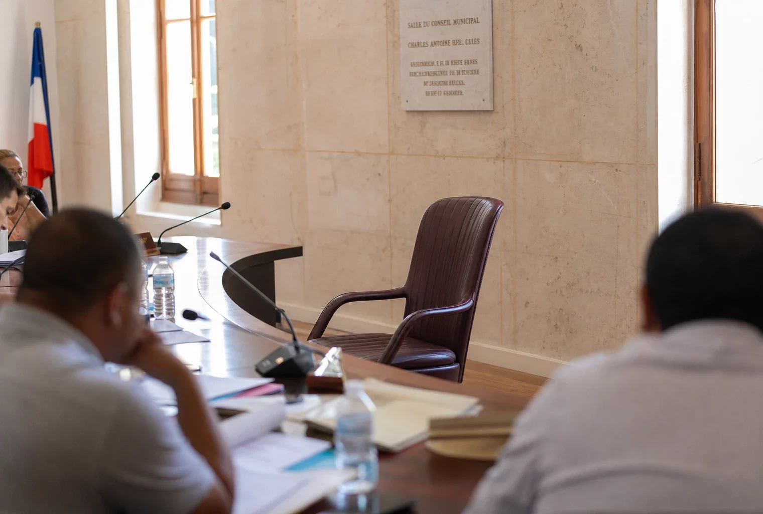 Salle municipale à Cucuta avec chaise vide, micros et dossiers flous, dans un contexte de tension sécuritaire en Colombie.