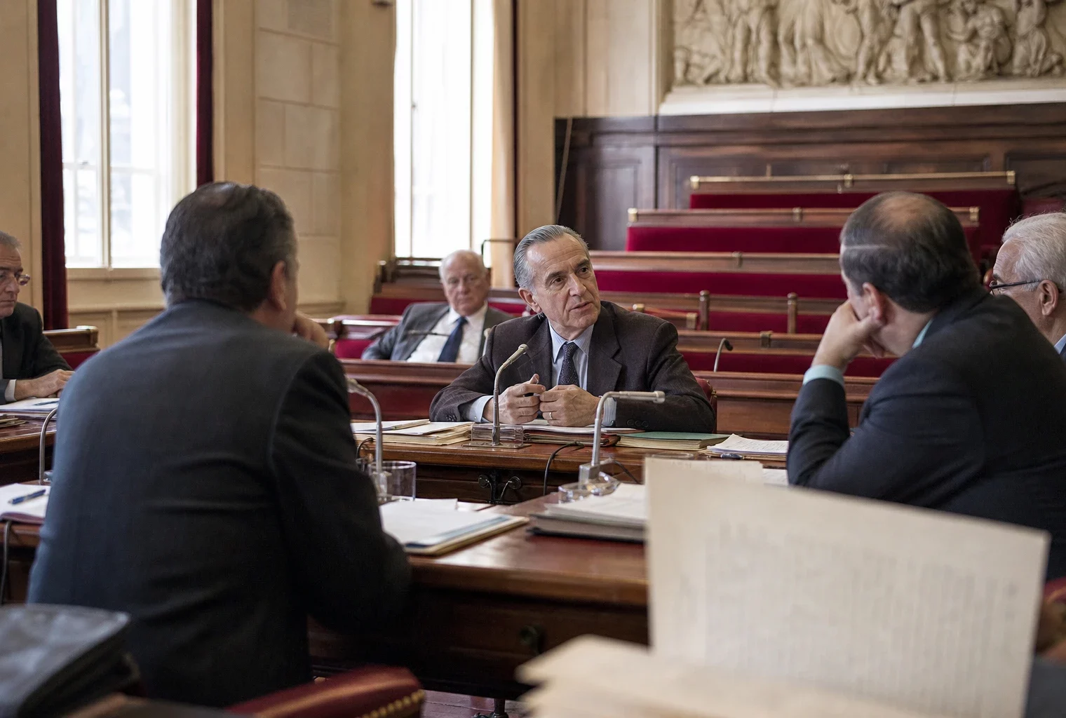 Débat parlementaire français en 1962, avec élus anonymes, micros et dossiers autour d’une table institutionnelle