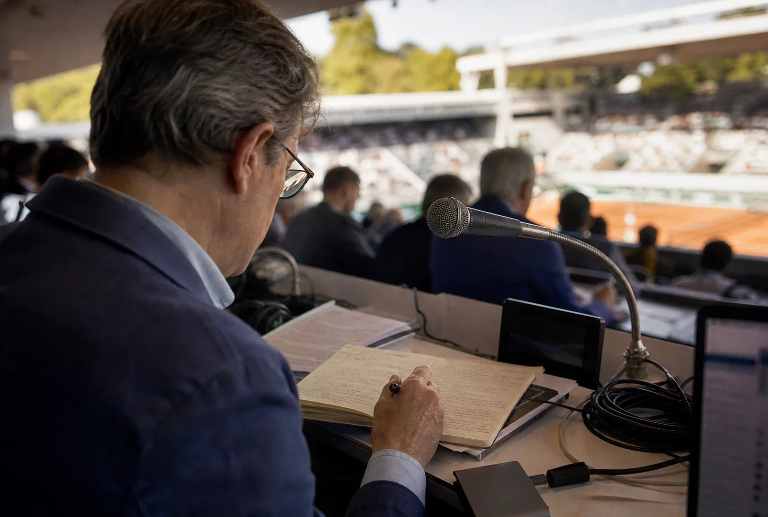 Journaliste anonyme prenant des notes lors d’un débat présidentiel devant des entrepreneurs à Paris