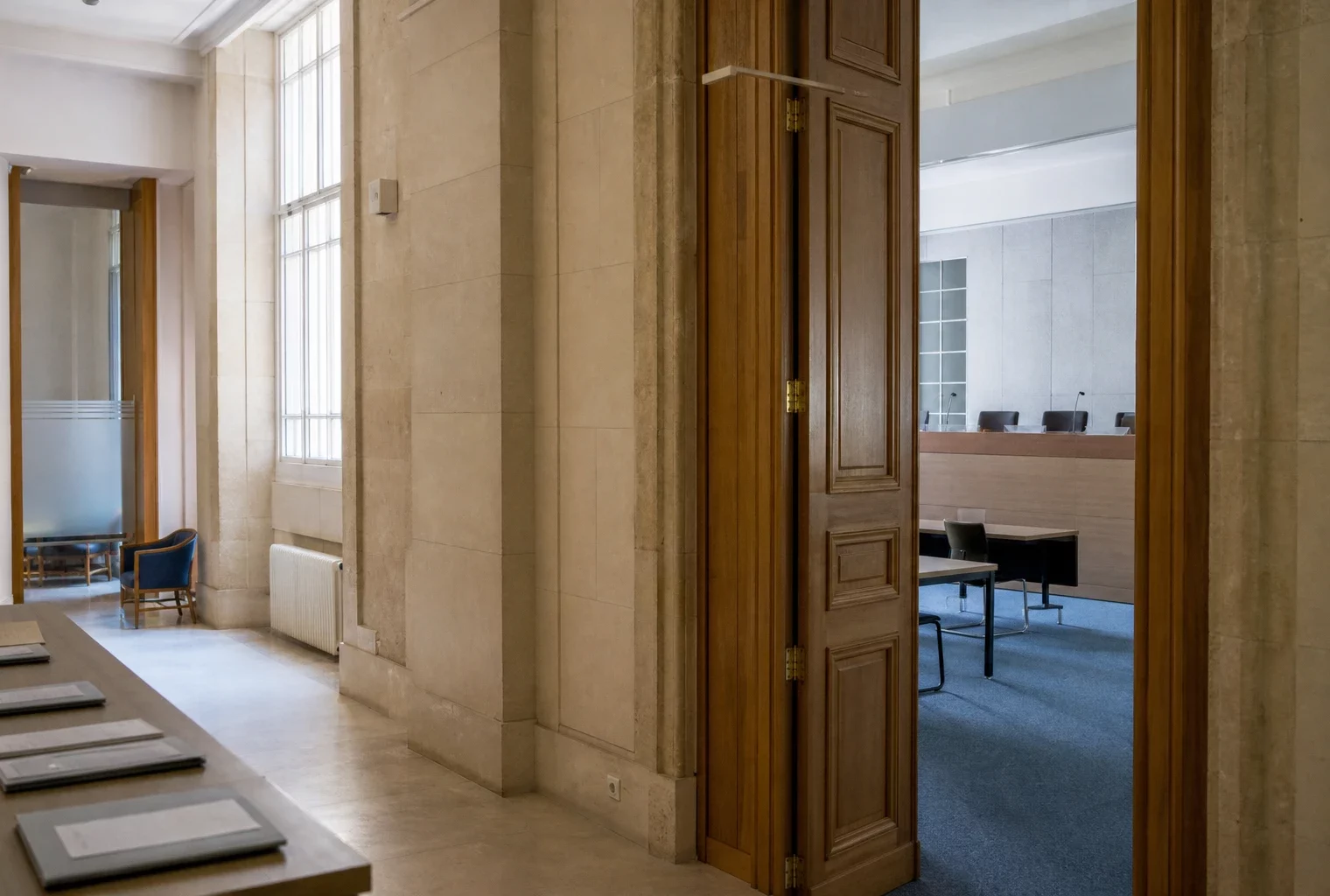 Hall clair d’un régulateur financier français avec salle d’audition et dossiers liés à la dette publique