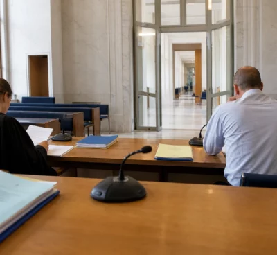 Salle institutionnelle française où magistrats et enquêteurs examinent des dossiers de violences sexuelles sur mineurs