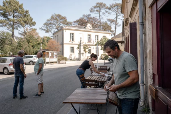 Commerçants anonymes reprenant leur activité dans une rue de Gironde après les incendies