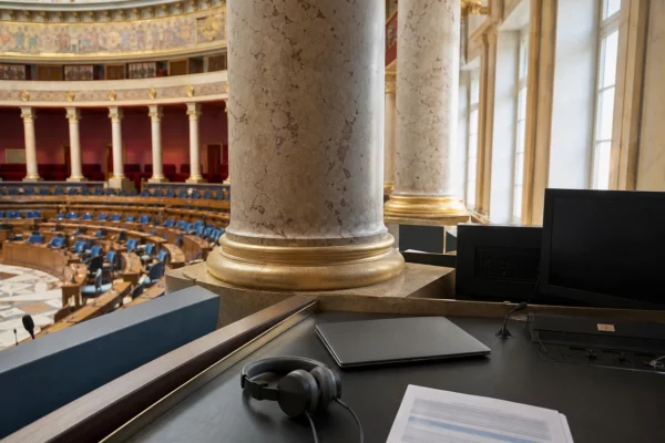 Salle institutionnelle française avec poste de veille numérique illustrant la détection de faux comptes sur X