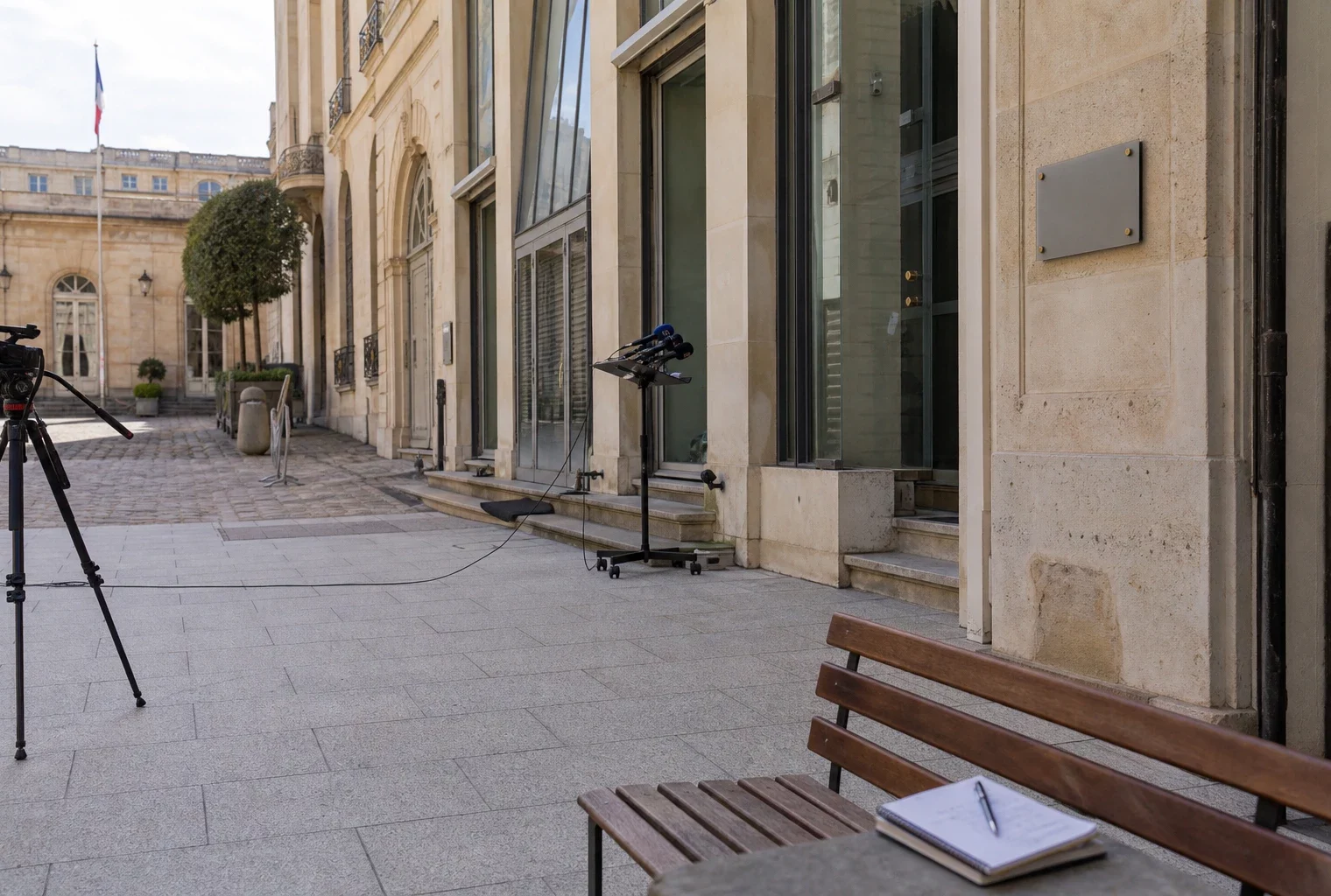 Façade d’un ministère français dans une cour vide, avec lumière naturelle et ambiance institutionnelle claire.