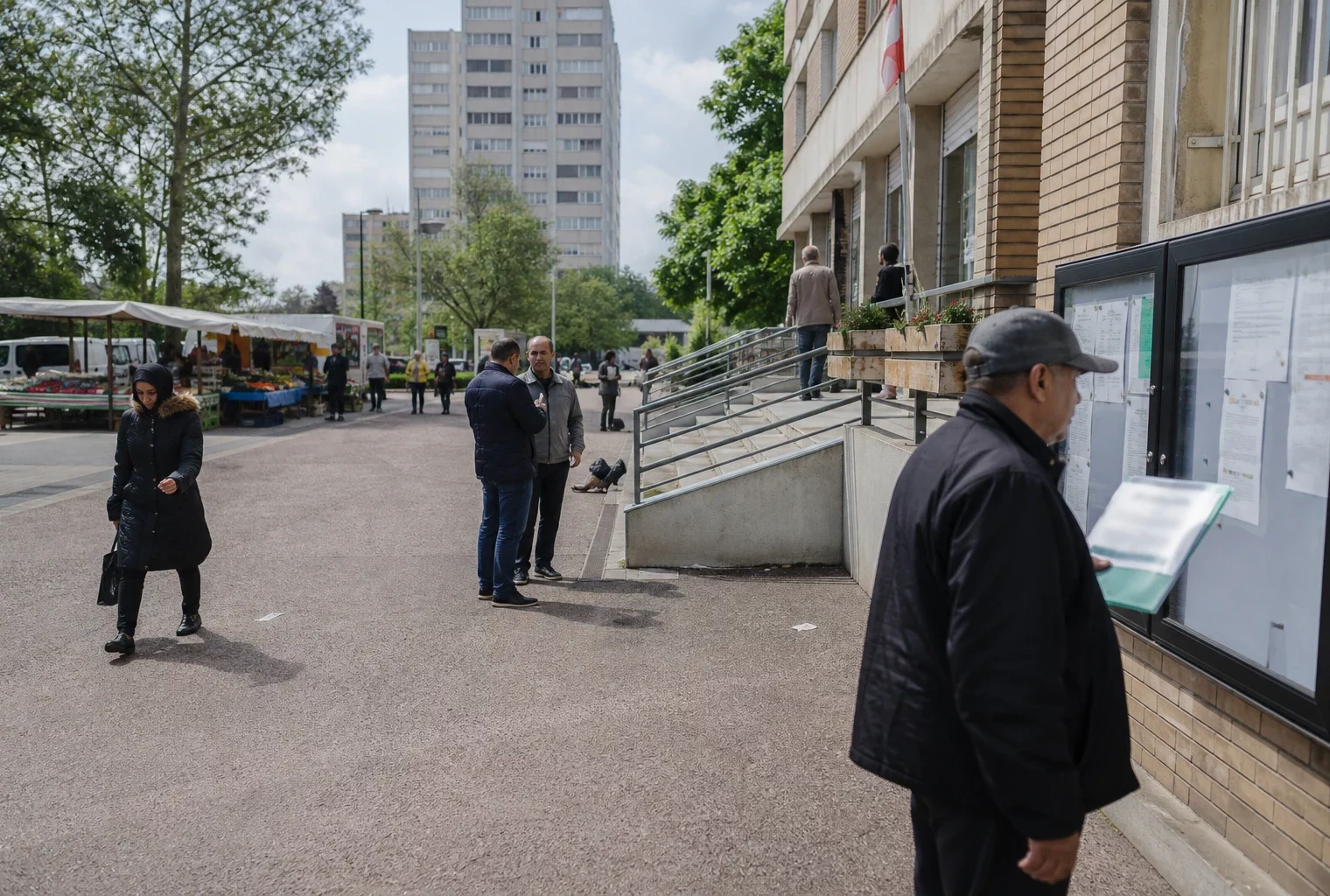 Rue de La Courneuve avec habitants anonymes, marché local et immeubles de logement social en lumière naturelle