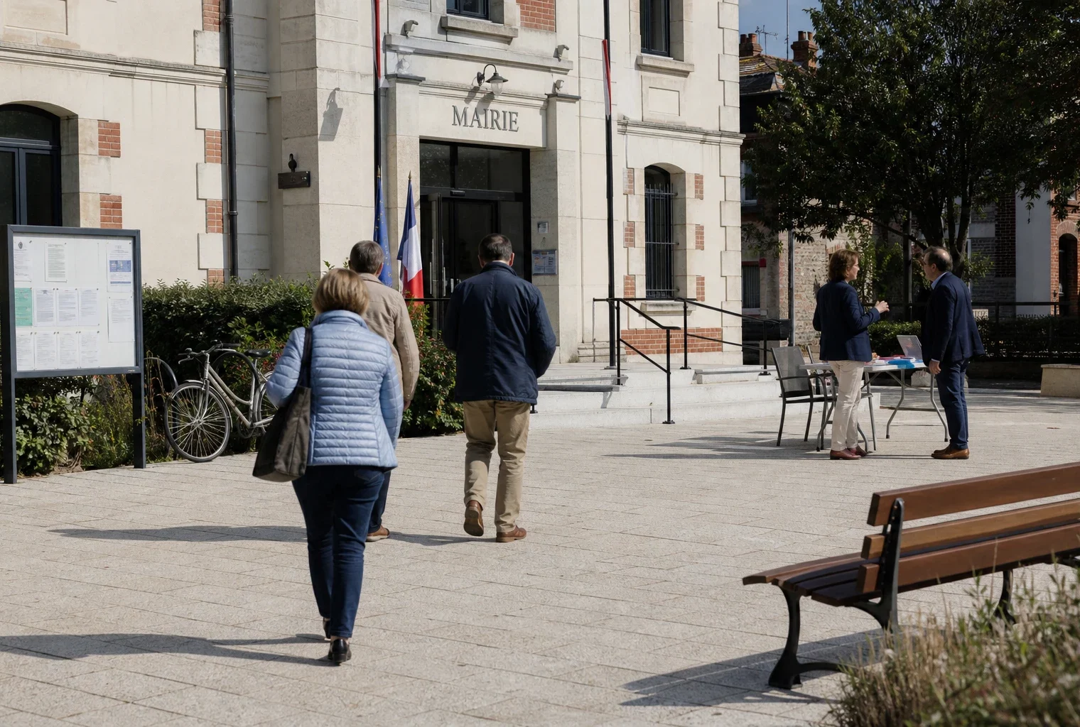 Citoyens et élus anonymes devant une mairie française, illustrant les tensions de la vie politique municipale