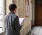Élu local anonyme dans une mairie française, dossier en main, en lien avec la crise du détroit d’Ormuz.