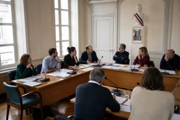 Salle de conseil municipal française avec élus anonymes, micros, dossiers flous et une chaise vide en retrait