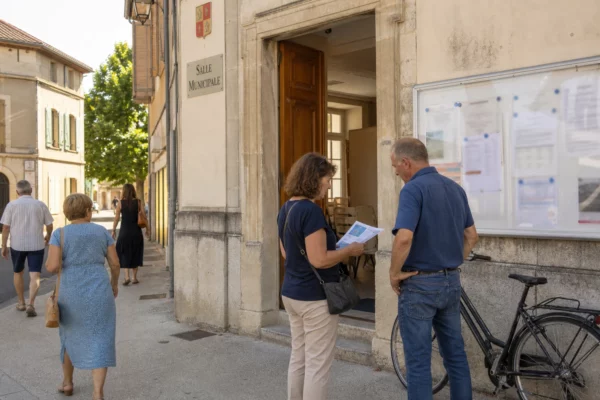 Habitants anonymes devant un équipement municipal, illustration photographique du décalage entre promesses politiques et vie locale