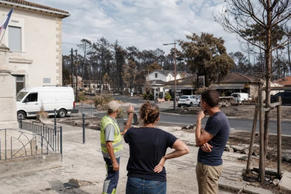 Habitants et acteurs locaux du Porge examinent les dégâts d’un incendie et les besoins de reconstruction