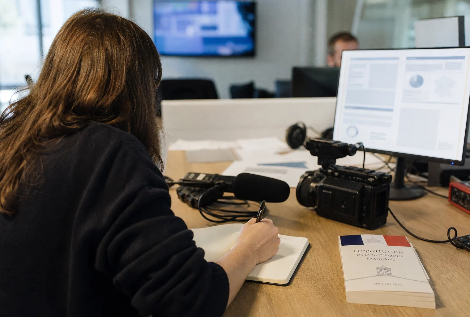Rédaction française préparant un sujet sur la loi et la protection des mineurs en ligne