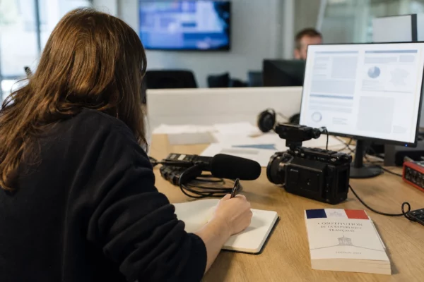 Rédaction française préparant un sujet sur la loi et la protection des mineurs en ligne