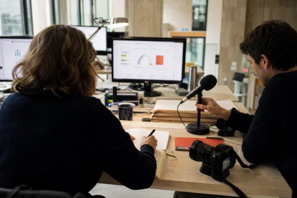 Journalistes anonymes en rédaction préparant un sujet sur une enquête d’ingérence numérique étrangère