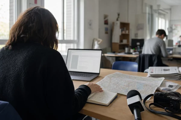 Journaliste préparant un sujet sur la fiscalité des héritages dans une rédaction locale française