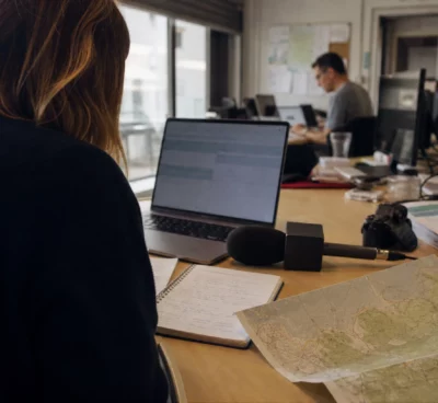 Journaliste préparant un sujet local sur les incendies et le risque d’inondation dans une rédaction française