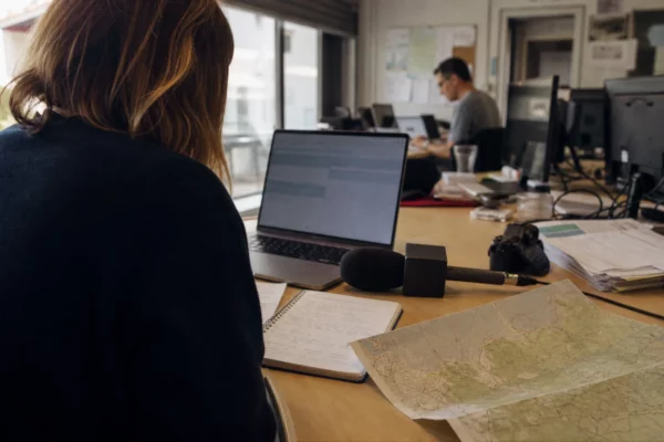 Journaliste préparant un sujet local sur les incendies et le risque d’inondation dans une rédaction française