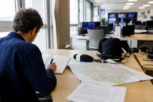 Journaliste préparant dans une rédaction locale un sujet sur la grève des sapeurs-pompiers professionnels