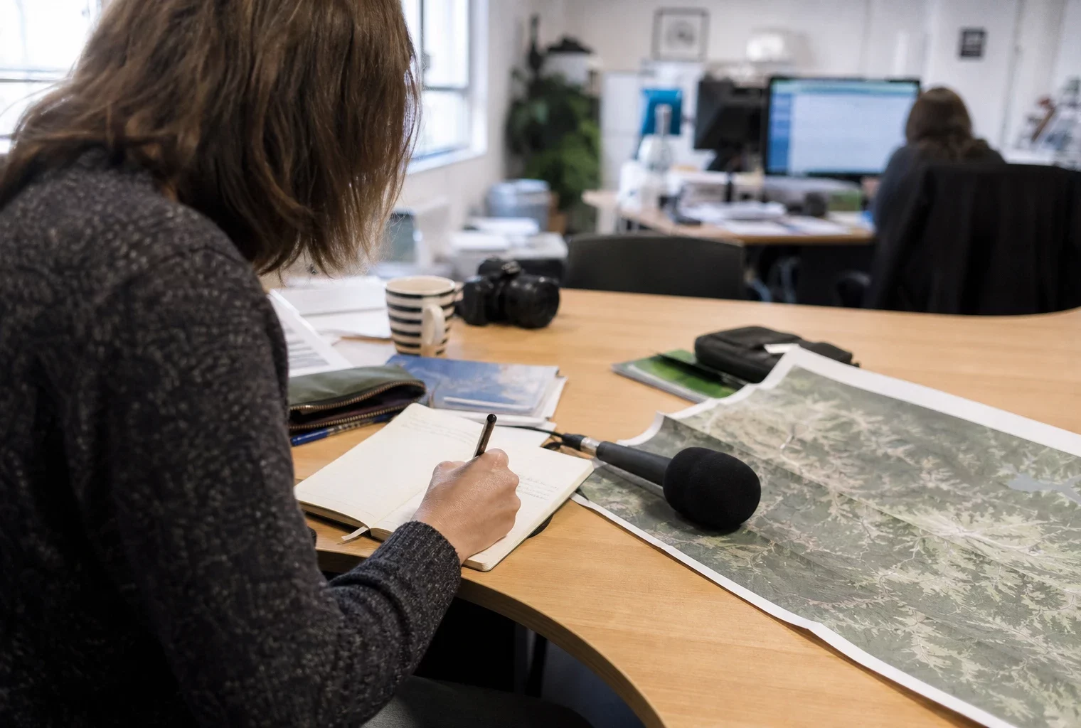 Journaliste préparant dans une rédaction locale un sujet sur la prévention des incendies en Gironde