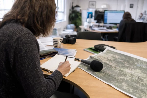 Journaliste préparant dans une rédaction locale un sujet sur la prévention des incendies en Gironde