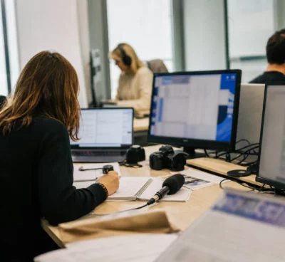 Journaliste préparant en rédaction un sujet sur la régulation des réseaux sociaux et la protection des mineurs