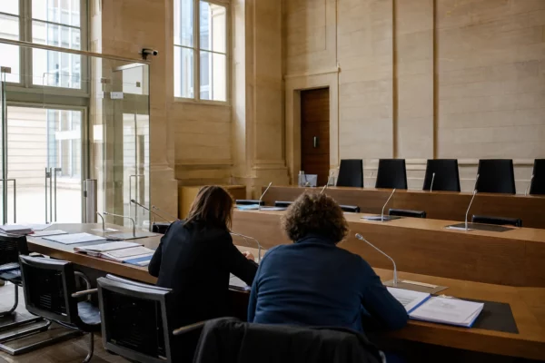 Salle d’audition institutionnelle française avec micros et dossiers flous sur la protection des mineurs en ligne