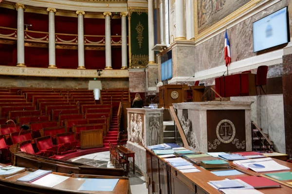 Salle institutionnelle française avec sièges rouges et dossiers, illustrant les grands débats européens de l’automne 2026