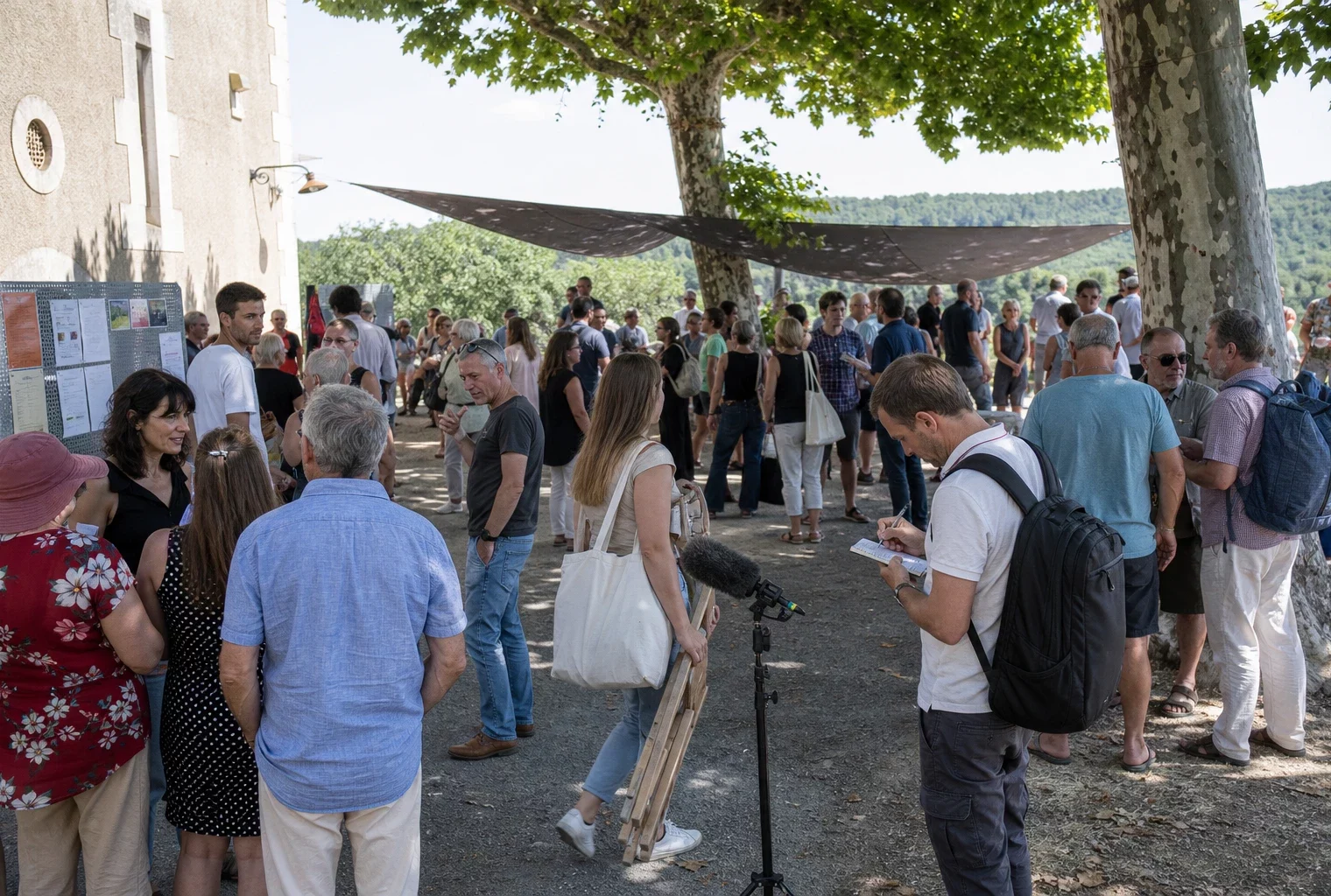 Rentrée politique dans la Drôme, avec des participants anonymes réunis devant une salle municipale en plein jour