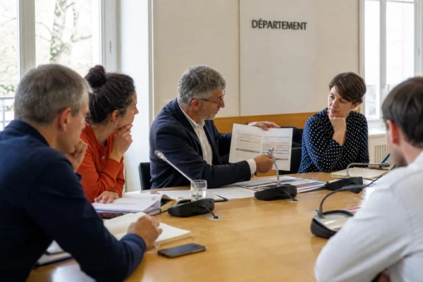 Réunion de commission dans le Var sur l’aide aux sinistrés des incendies, avec élus anonymes, dossiers et microphones