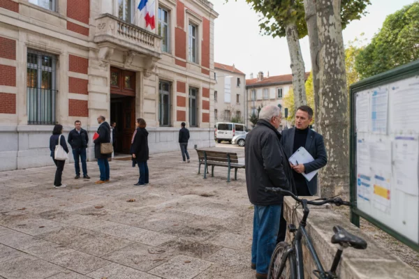 Élus locaux et habitants échangent sur une place municipale de Villeurbanne, dans le Rhône