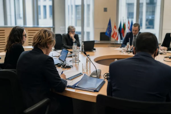 Réunion européenne avec des responsables anonymes autour de dossiers sur la régulation des plateformes numériques