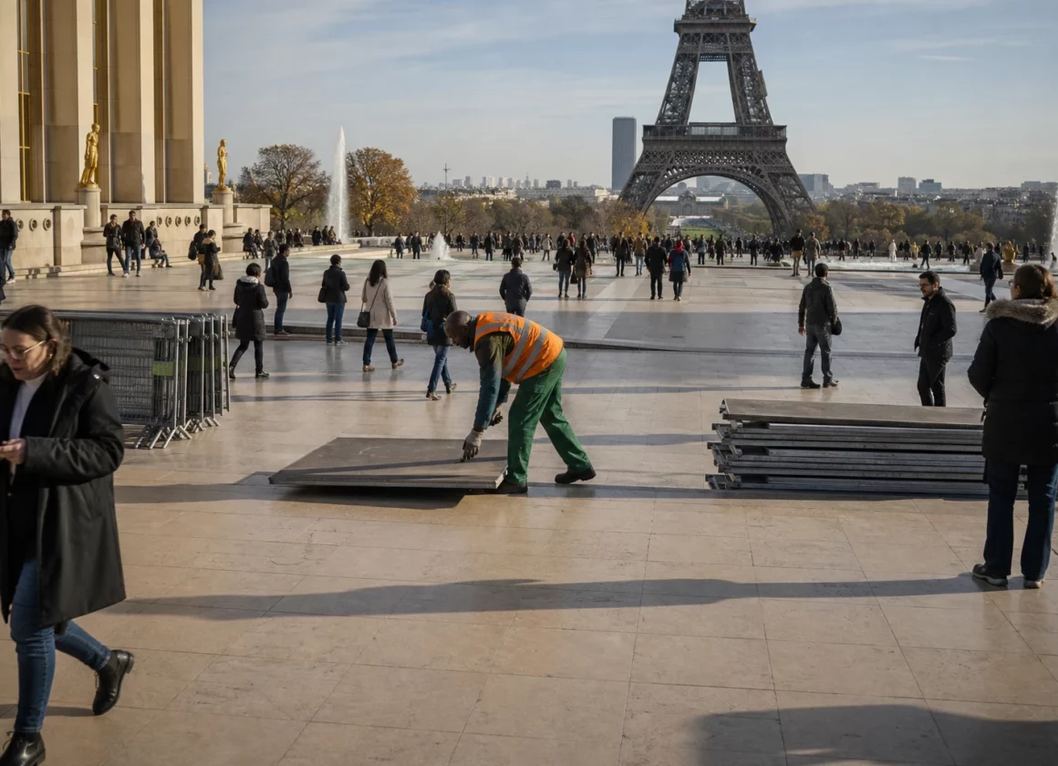 La place du Trocadéro à Paris, avec des passants anonymes et la tour Eiffel en arrière-plan