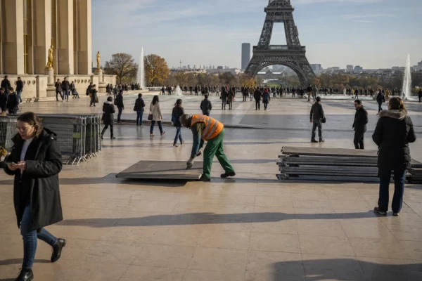 La place du Trocadéro à Paris, avec des passants anonymes et la tour Eiffel en arrière-plan