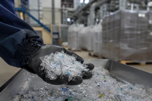 Granulés de plastique PET recyclé dans une usine industrielle, illustrant le projet Carbios de Longlaville