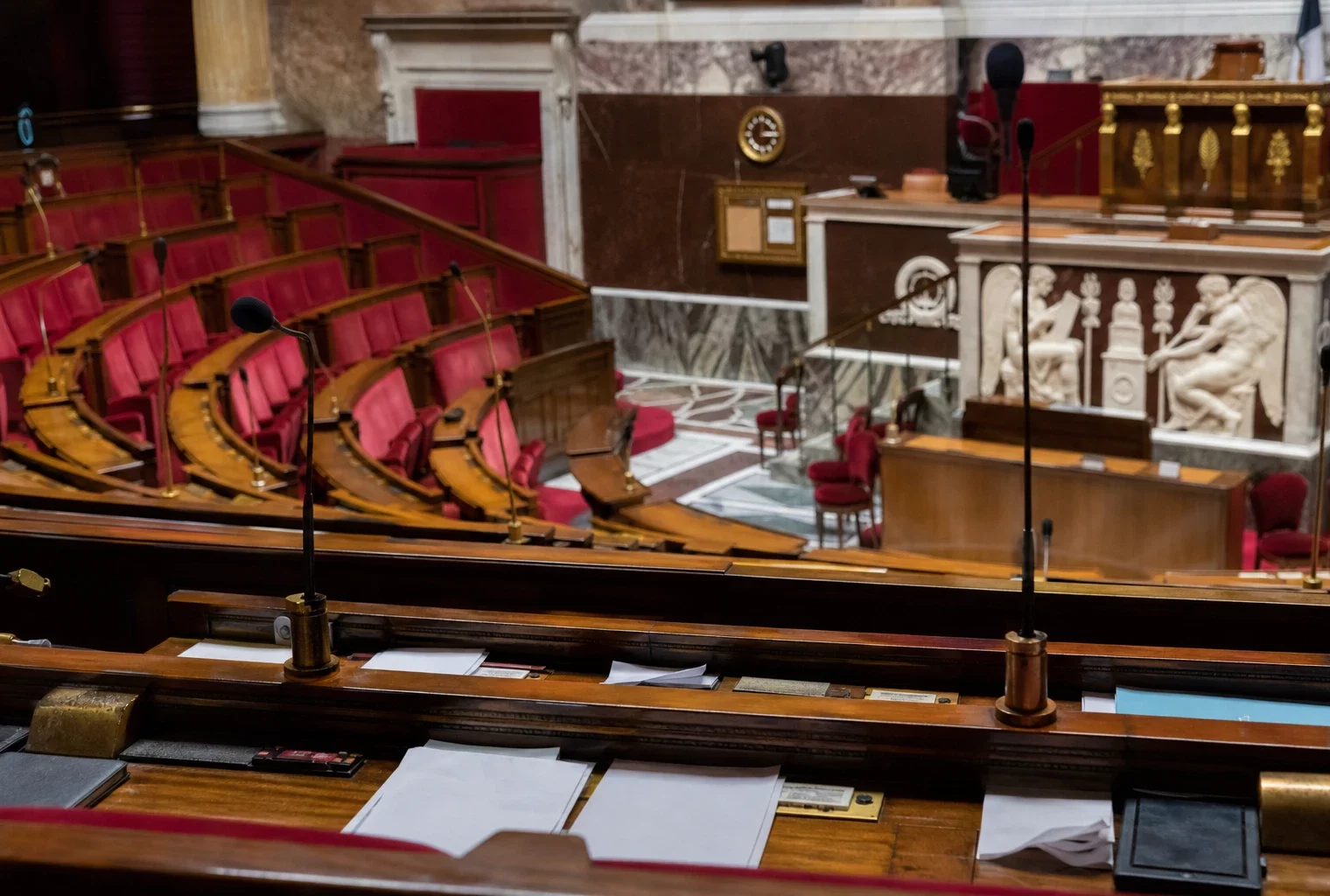 L’hémicycle de l’Assemblée nationale avec ses bancs et pupitres, où se joue le vote du budget 2027.