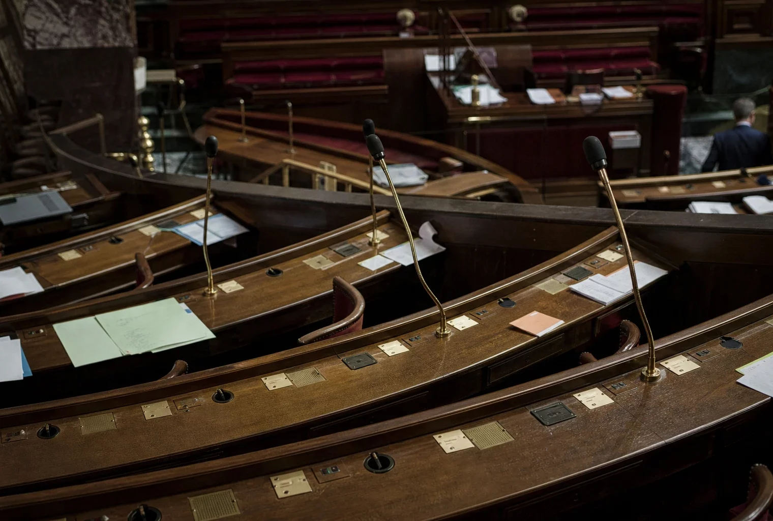 L’hémicycle de l’Assemblée nationale avec ses pupitres et micros, lieu où se joue le budget et la censure.