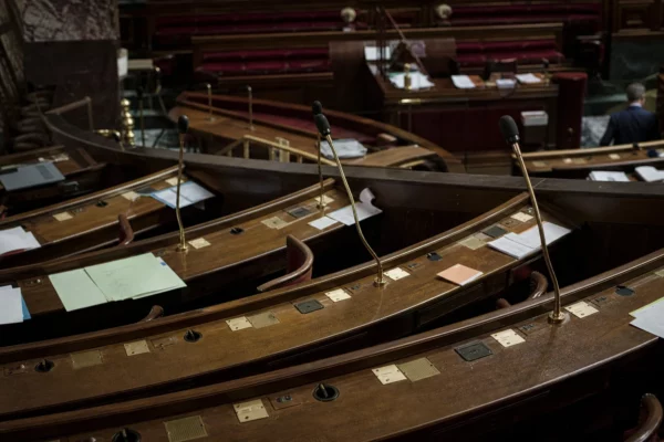 L’hémicycle de l’Assemblée nationale avec ses pupitres et micros, lieu où se joue le budget et la censure.