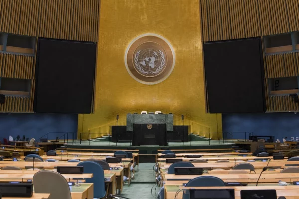 La tribune de l’Assemblée générale de l’ONU à New York, avec ses micros et les rangées de sièges autour.