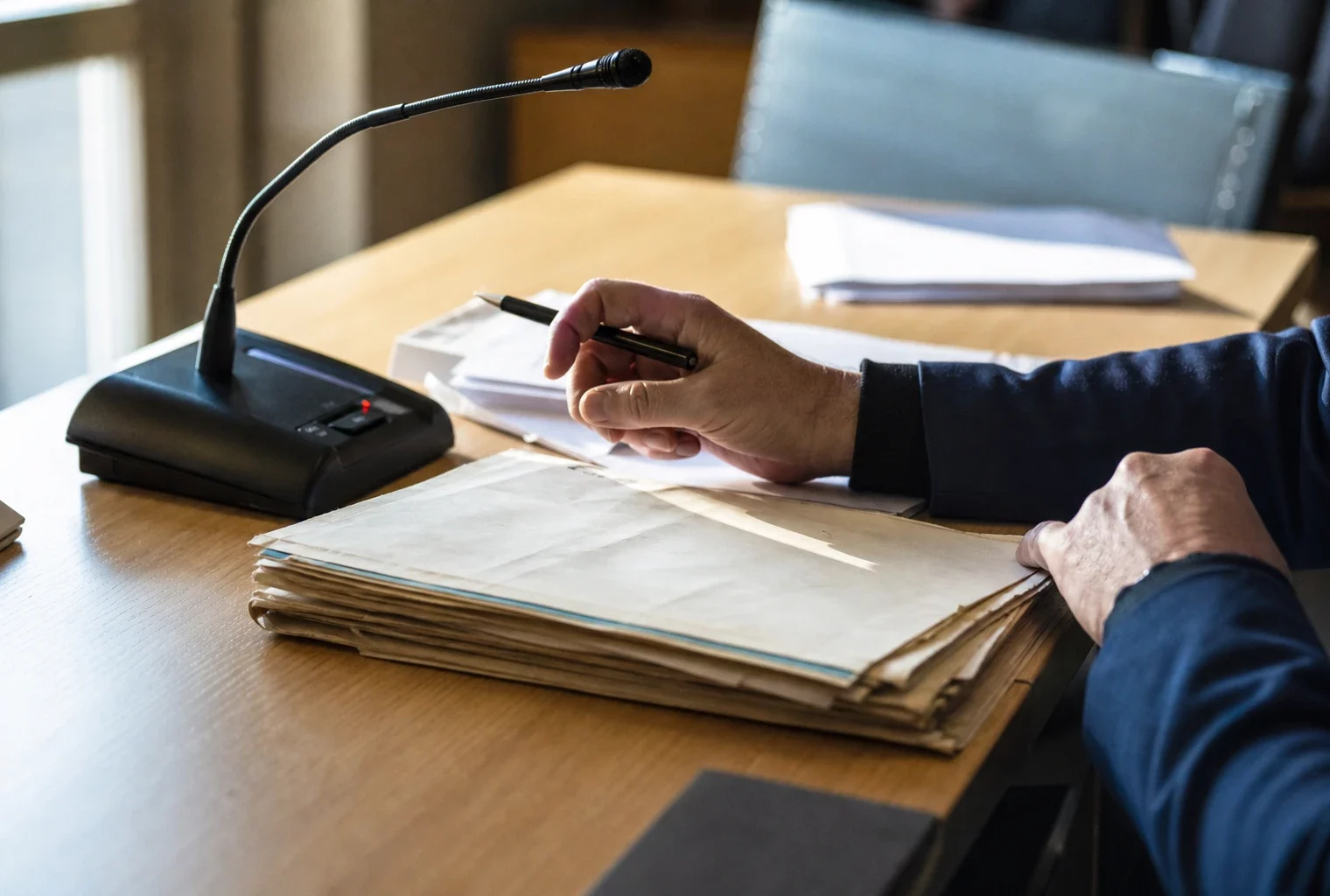 Mains anonymes examinant un dossier lors d’une audition sur la protection des enfants à Paris