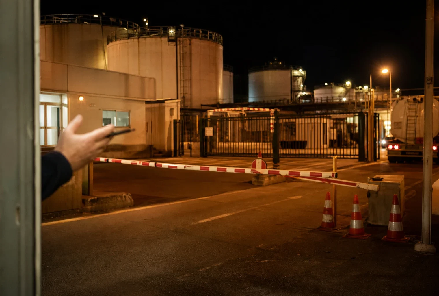 Un dépôt de carburant fermé par une barrière, symbole des blocages redoutés face à la hausse des prix.