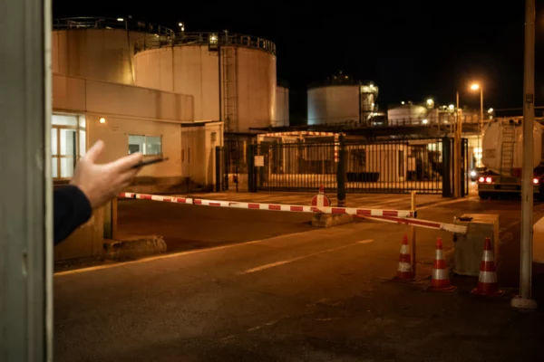 Un dépôt de carburant fermé par une barrière, symbole des blocages redoutés face à la hausse des prix.