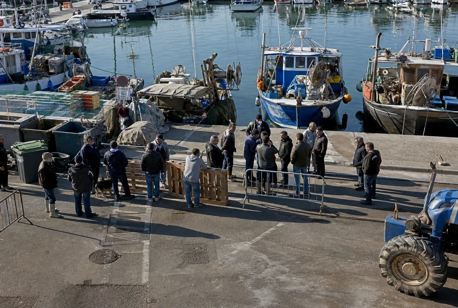 Au Vieux-Port de Cannes, des pêcheurs bloquent les accès au port pour protester contre le prix du gazole.
