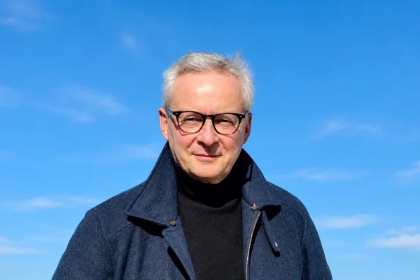 Bruno Le Maire, ancien ministre de l’Économie, photographié en extérieur devant un ciel bleu dégagé.
