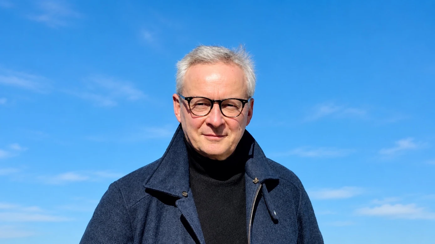 Bruno Le Maire, ancien ministre de l’Économie, photographié en extérieur devant un ciel bleu dégagé.